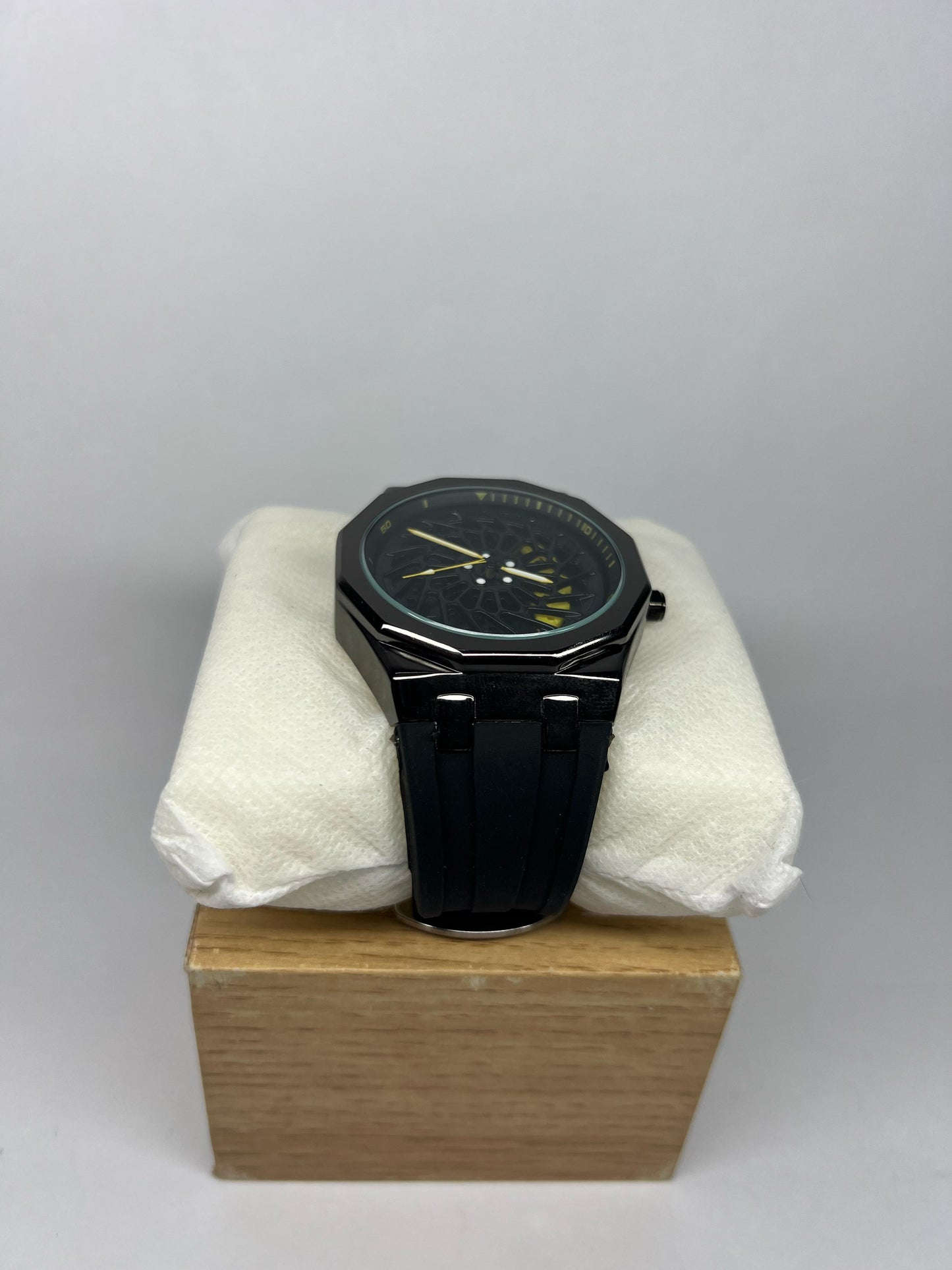 ROTATING CAR WHEEL WATCH