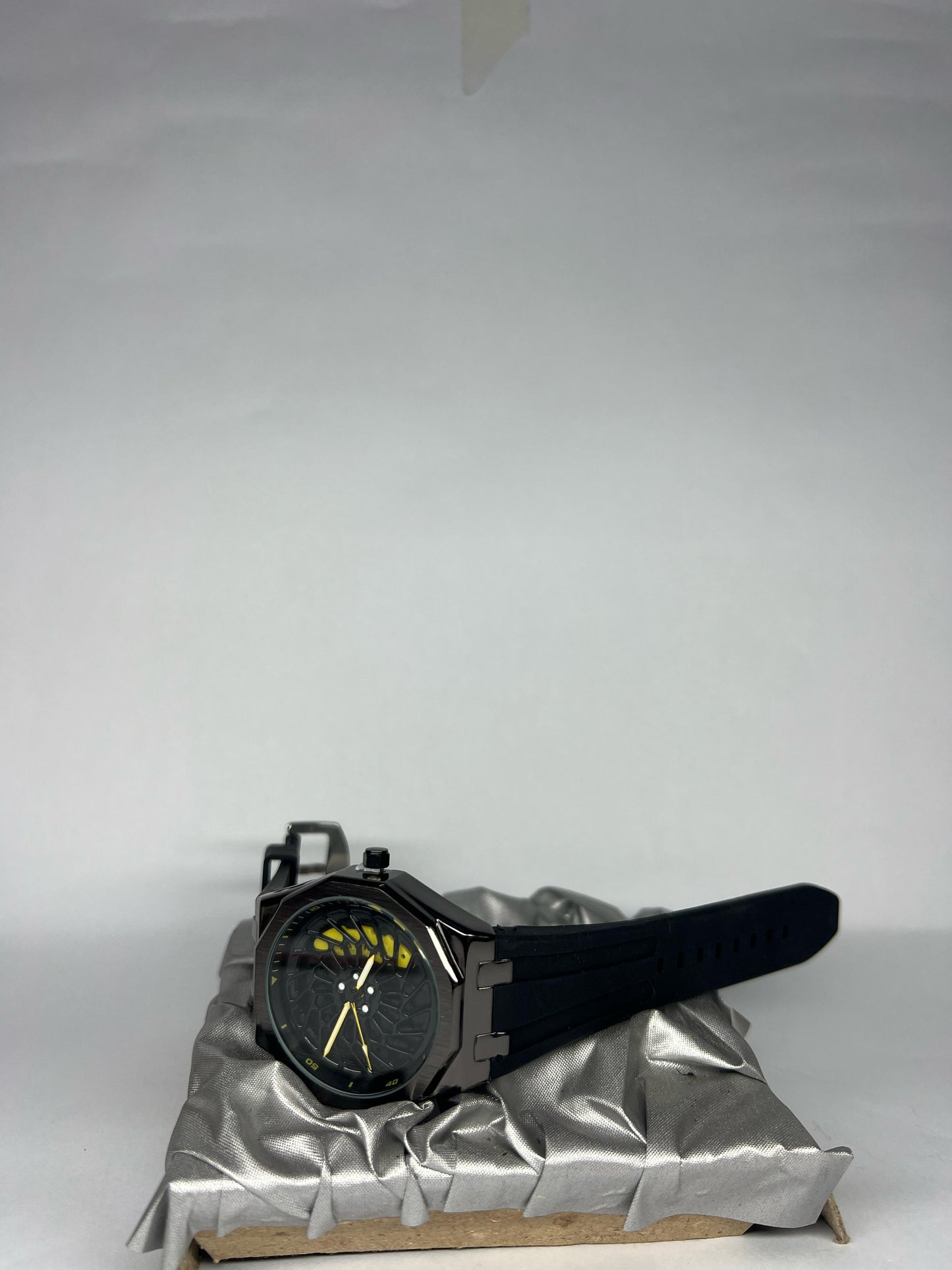 ROTATING CAR WHEEL WATCH
