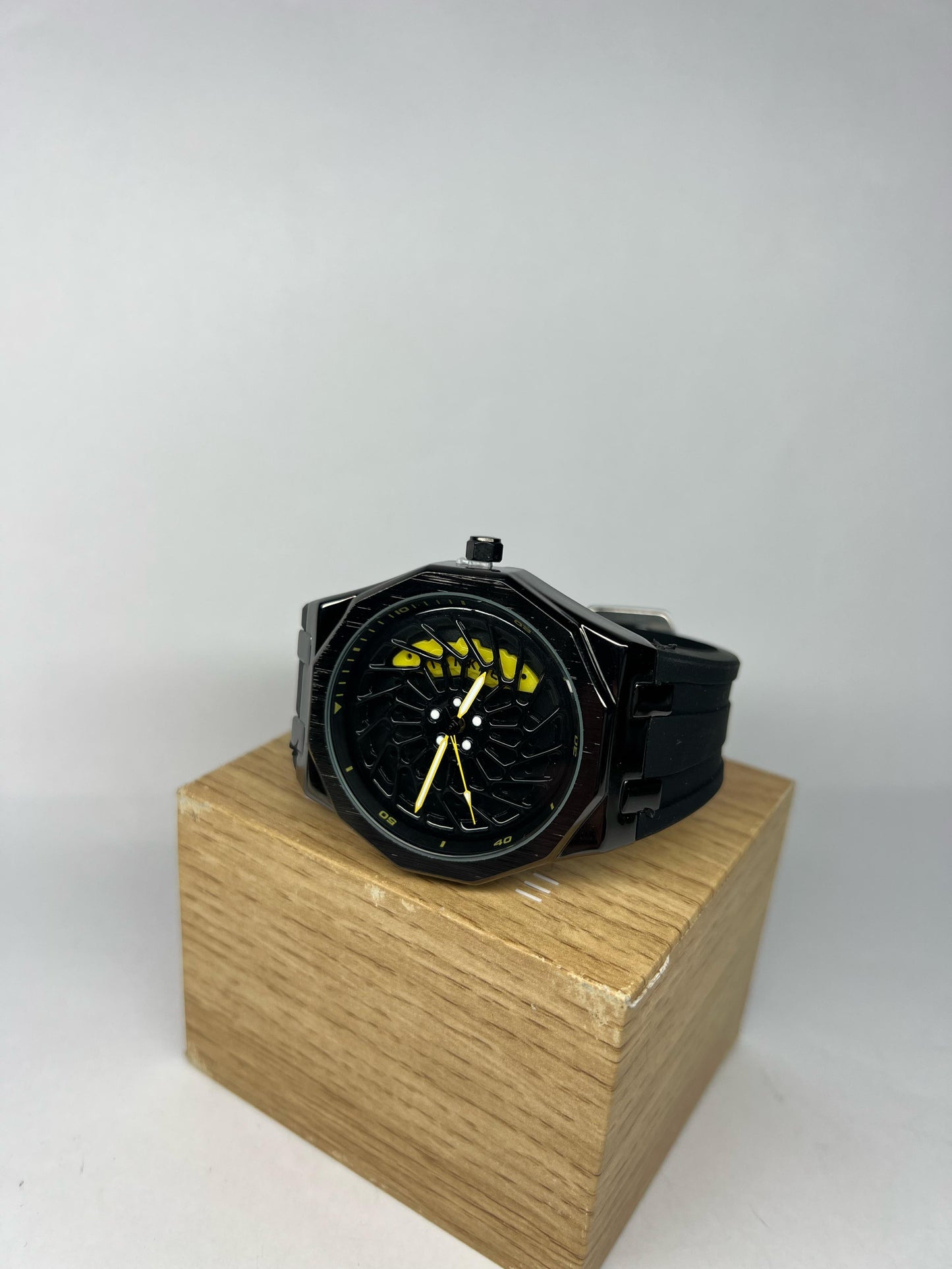 ROTATING CAR WHEEL WATCH