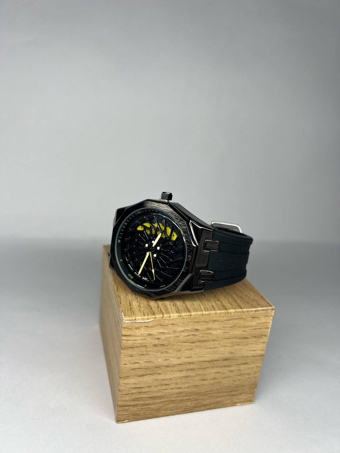 ROTATING CAR WHEEL WATCH