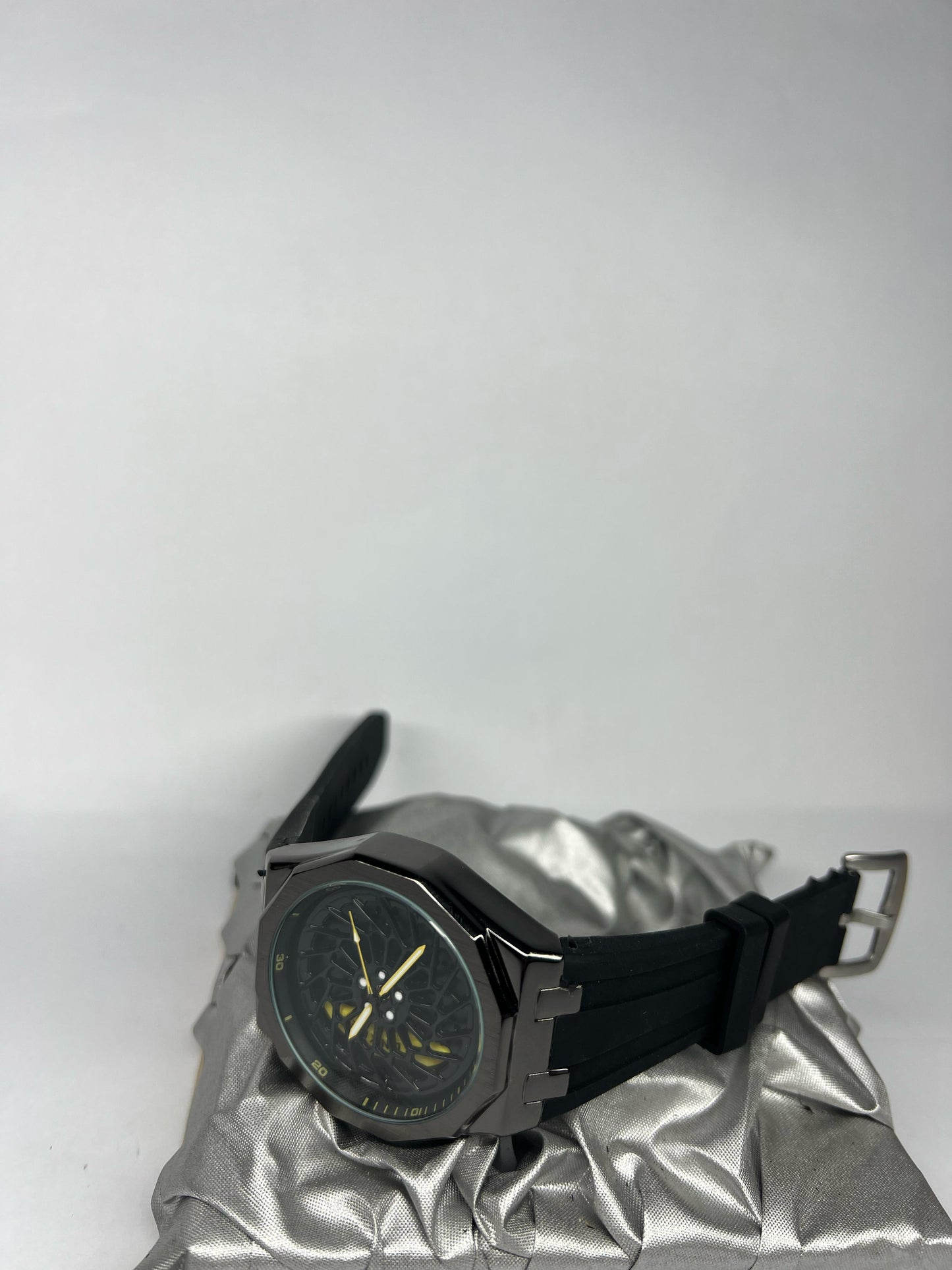 ROTATING CAR WHEEL WATCH